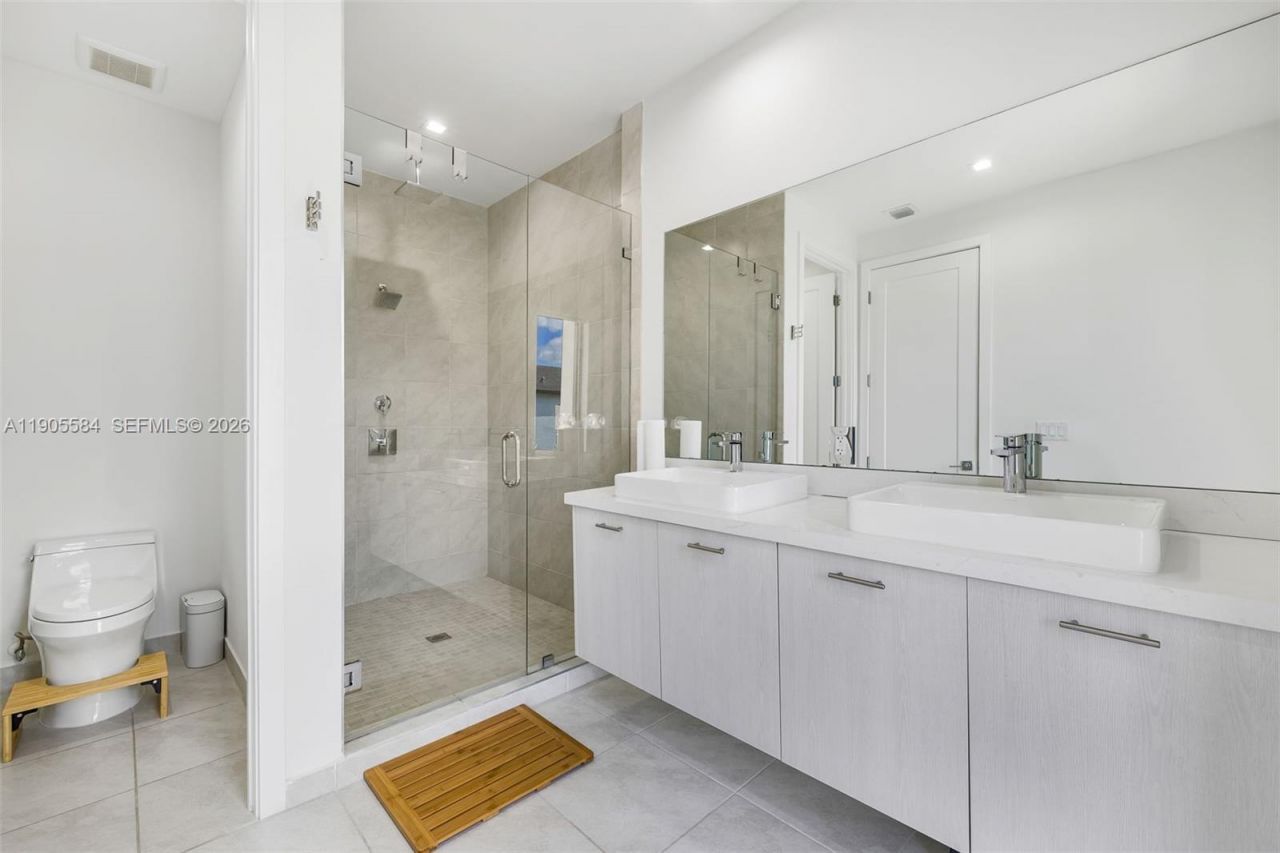 8156 NW 43rd St, Doral, FL 33166 Photo