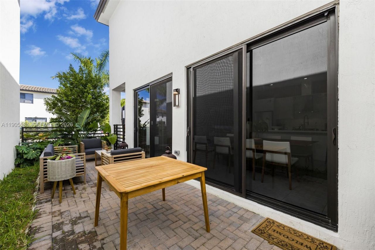 8156 NW 43rd St, Doral, FL 33166 Photo