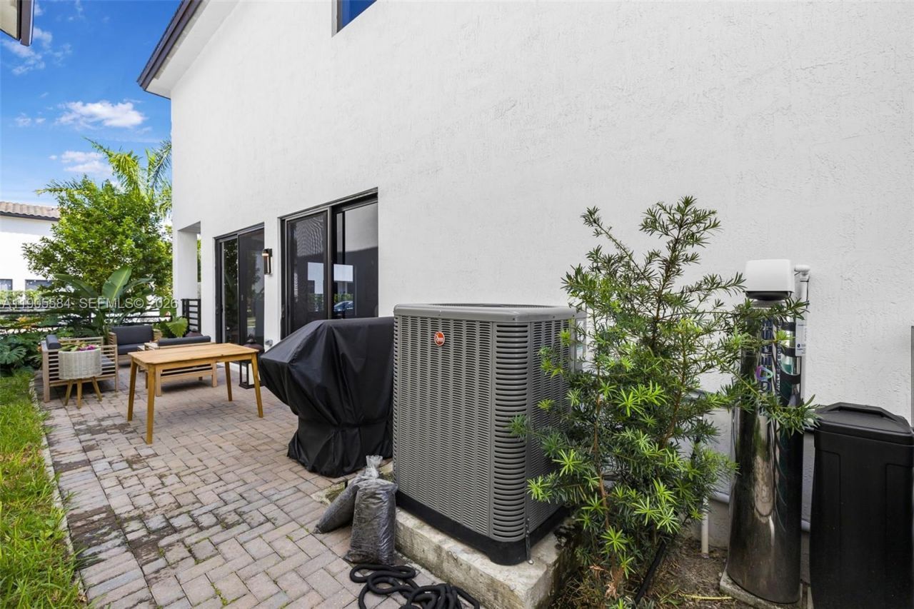 8156 NW 43rd St, Doral, FL 33166 Photo