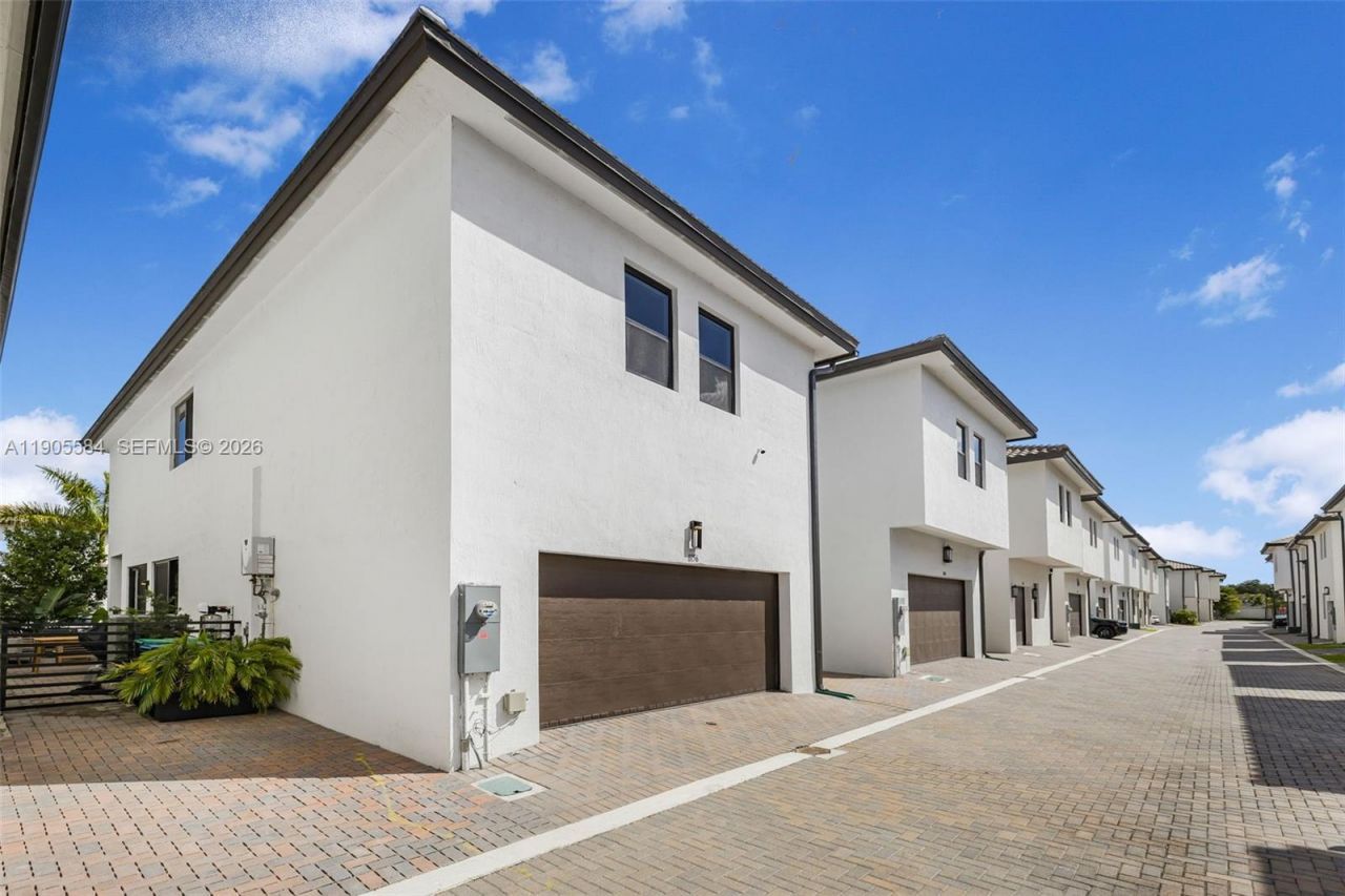 8156 NW 43rd St, Doral, FL 33166 Photo