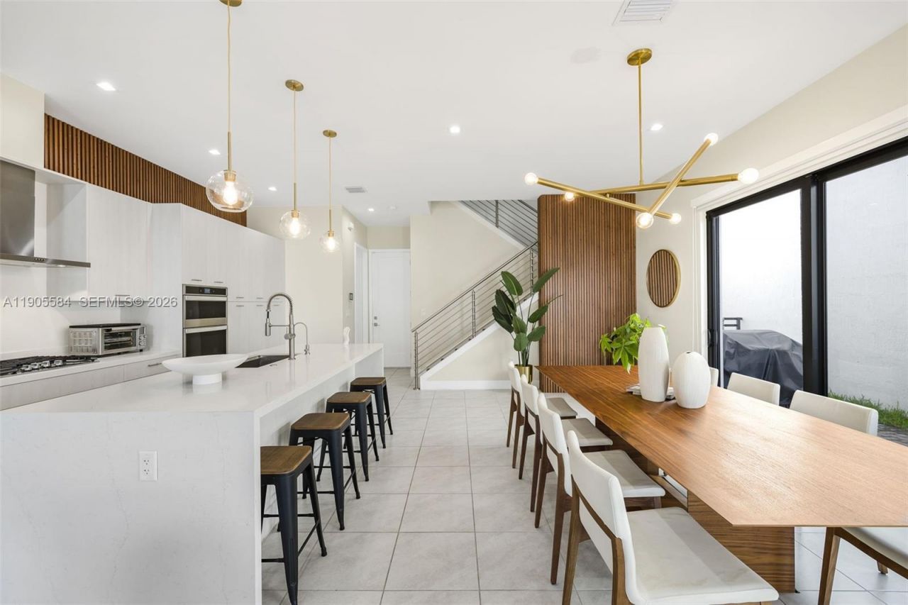 8156 NW 43rd St, Doral, FL 33166 Photo