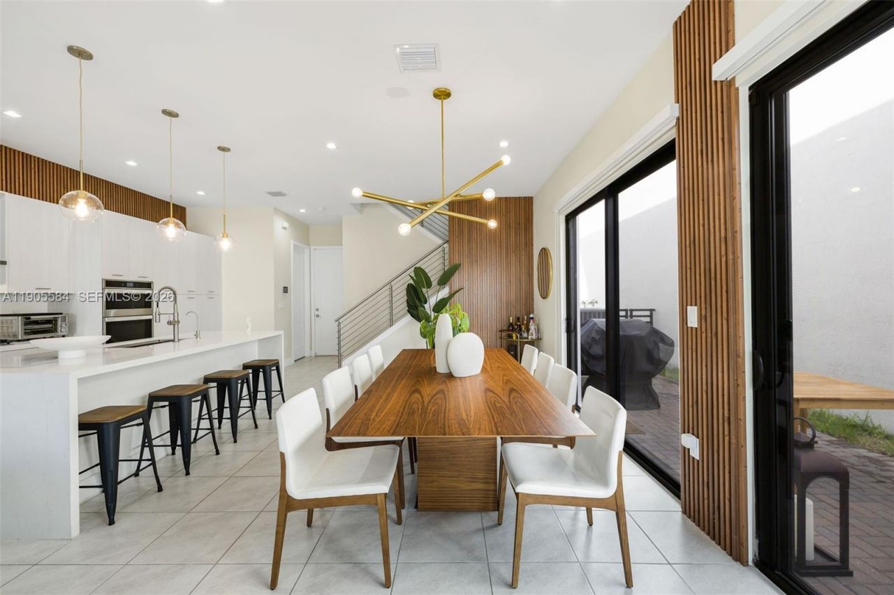 8156 NW 43rd St, Doral, FL 33166 Photo