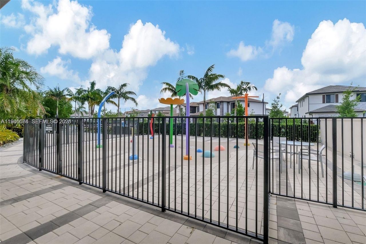 8156 NW 43rd St, Doral, FL 33166 Photo