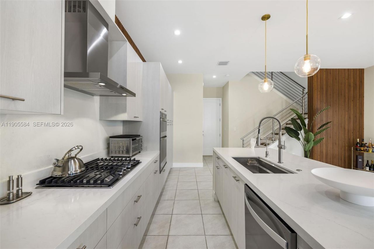 8156 NW 43rd St, Doral, FL 33166 Photo