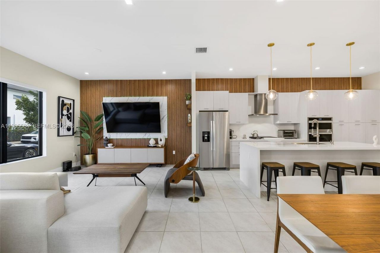 8156 NW 43rd St, Doral, FL 33166 Photo