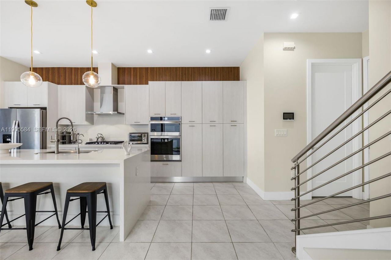 8156 NW 43rd St, Doral, FL 33166 Photo