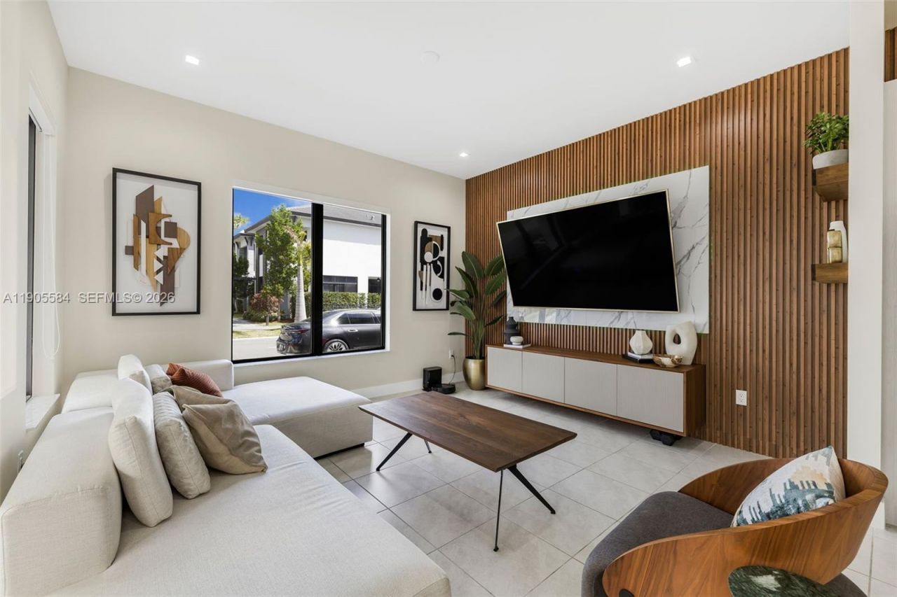 8156 NW 43rd St, Doral, FL 33166 Photo