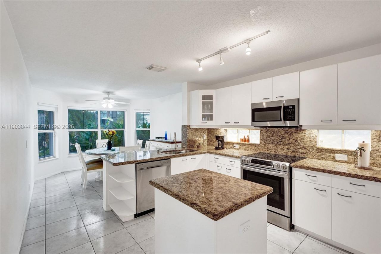 1046 Satinleaf St, Hollywood, FL 33019 Photo