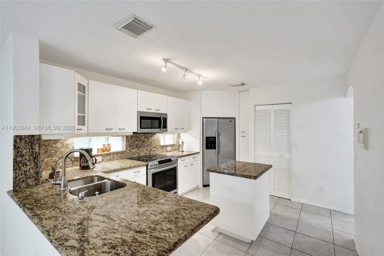 1046 Satinleaf St, Hollywood, FL 33019 Photo