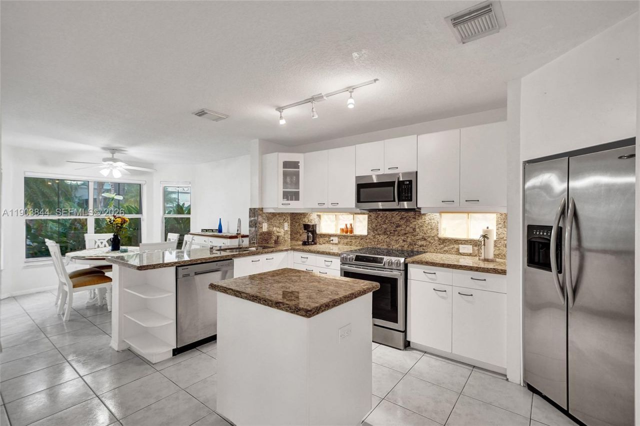 1046 Satinleaf St, Hollywood, FL 33019 Photo