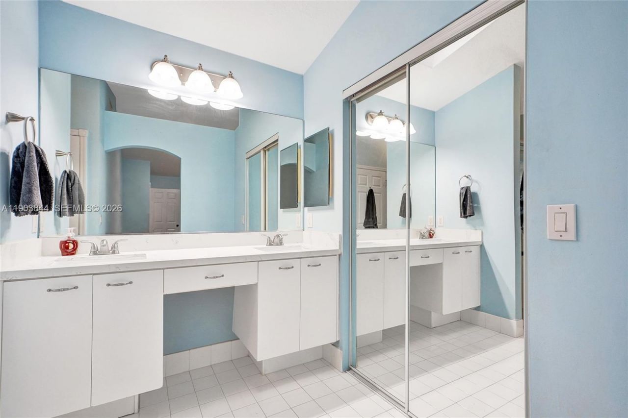 1046 Satinleaf St, Hollywood, FL 33019 Photo