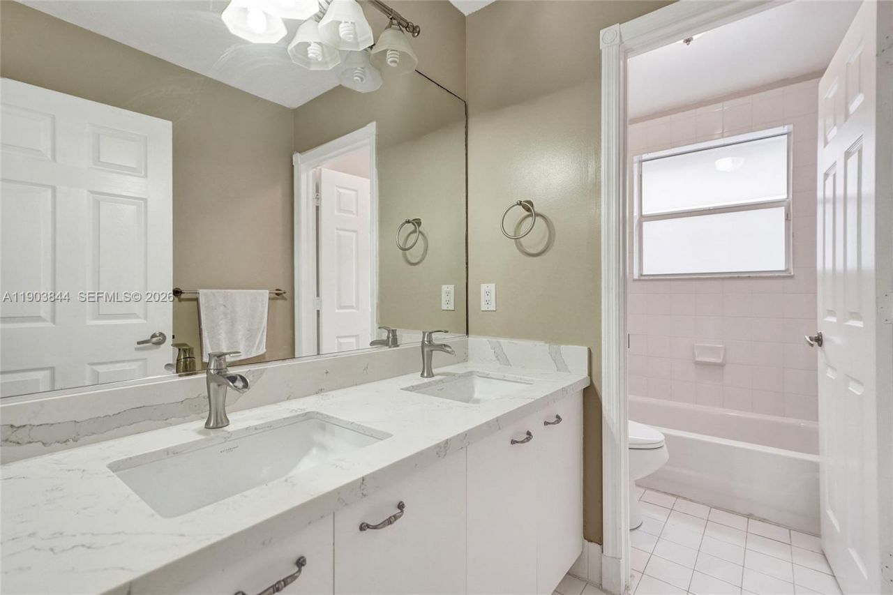 1046 Satinleaf St, Hollywood, FL 33019 Photo