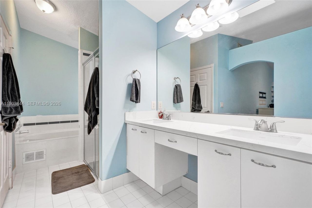 1046 Satinleaf St, Hollywood, FL 33019 Photo