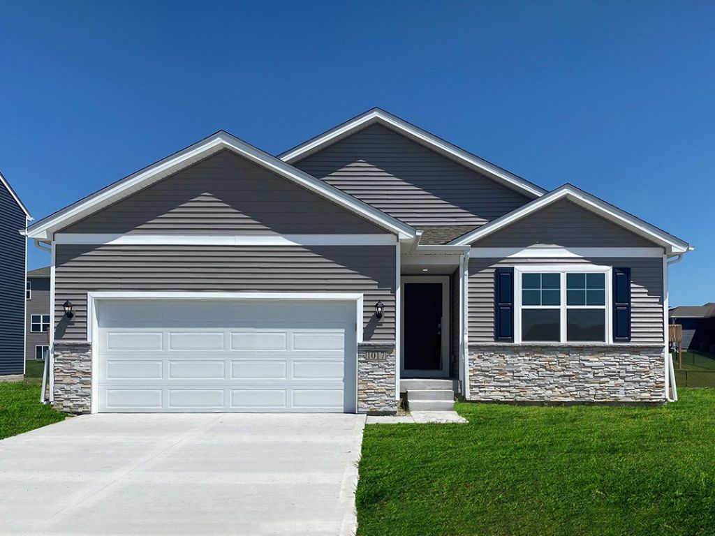 729 E Goldfinch Drive, Tiffin, IA 52340 Main Photo