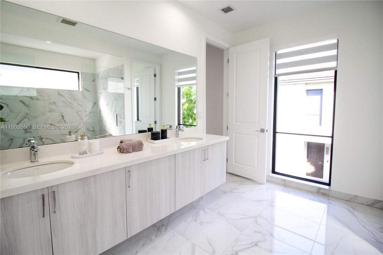 4335 NW 81st Ave, Doral, FL 33166 Photo