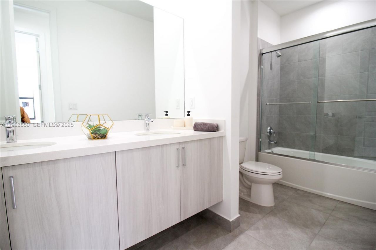 4335 NW 81st Ave, Doral, FL 33166 Photo