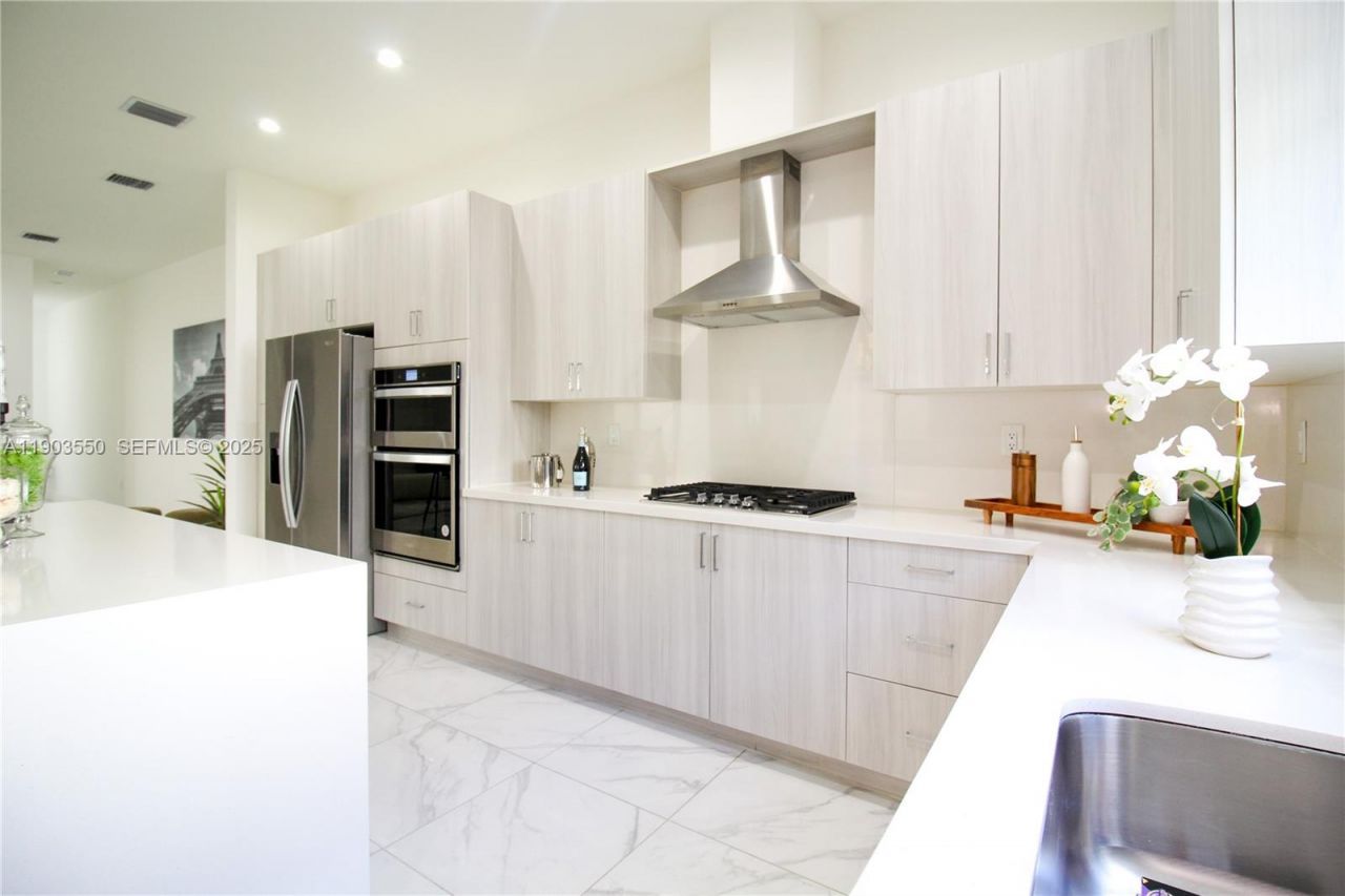 4335 NW 81st Ave, Doral, FL 33166 Photo