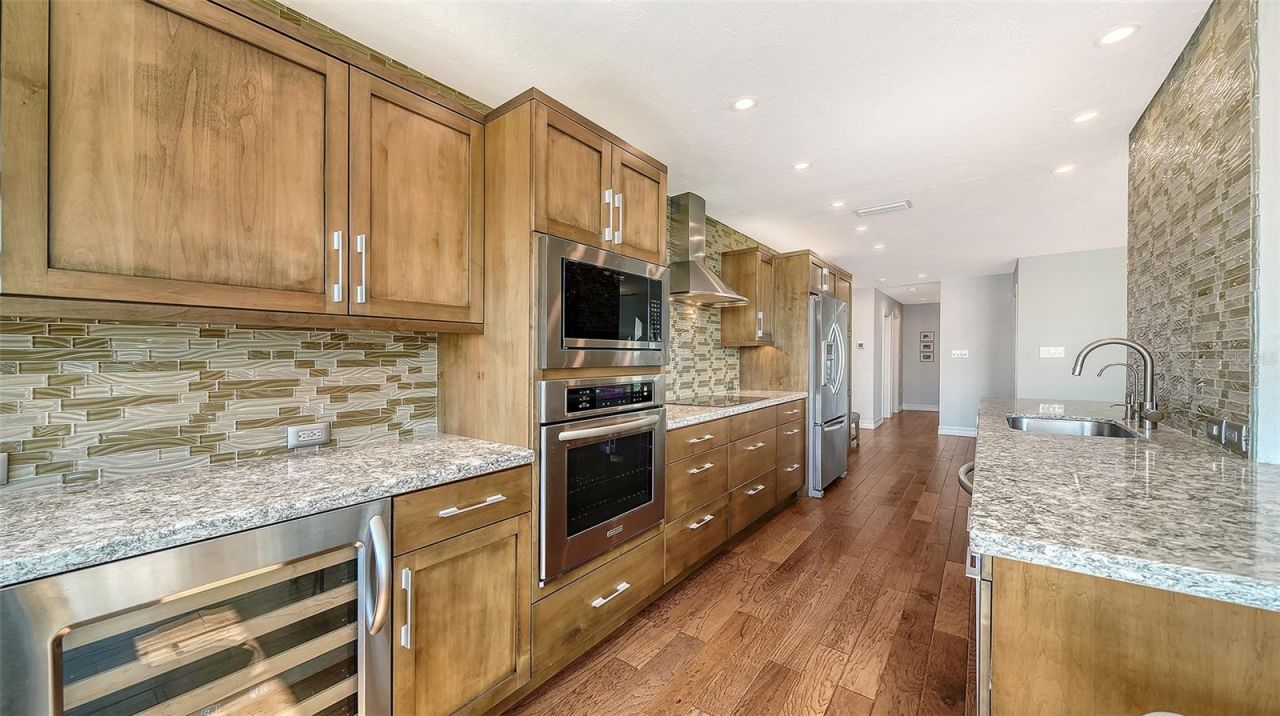 400 Golden Gate Point, Unit 31, Sarasota, FL 34236 Photo