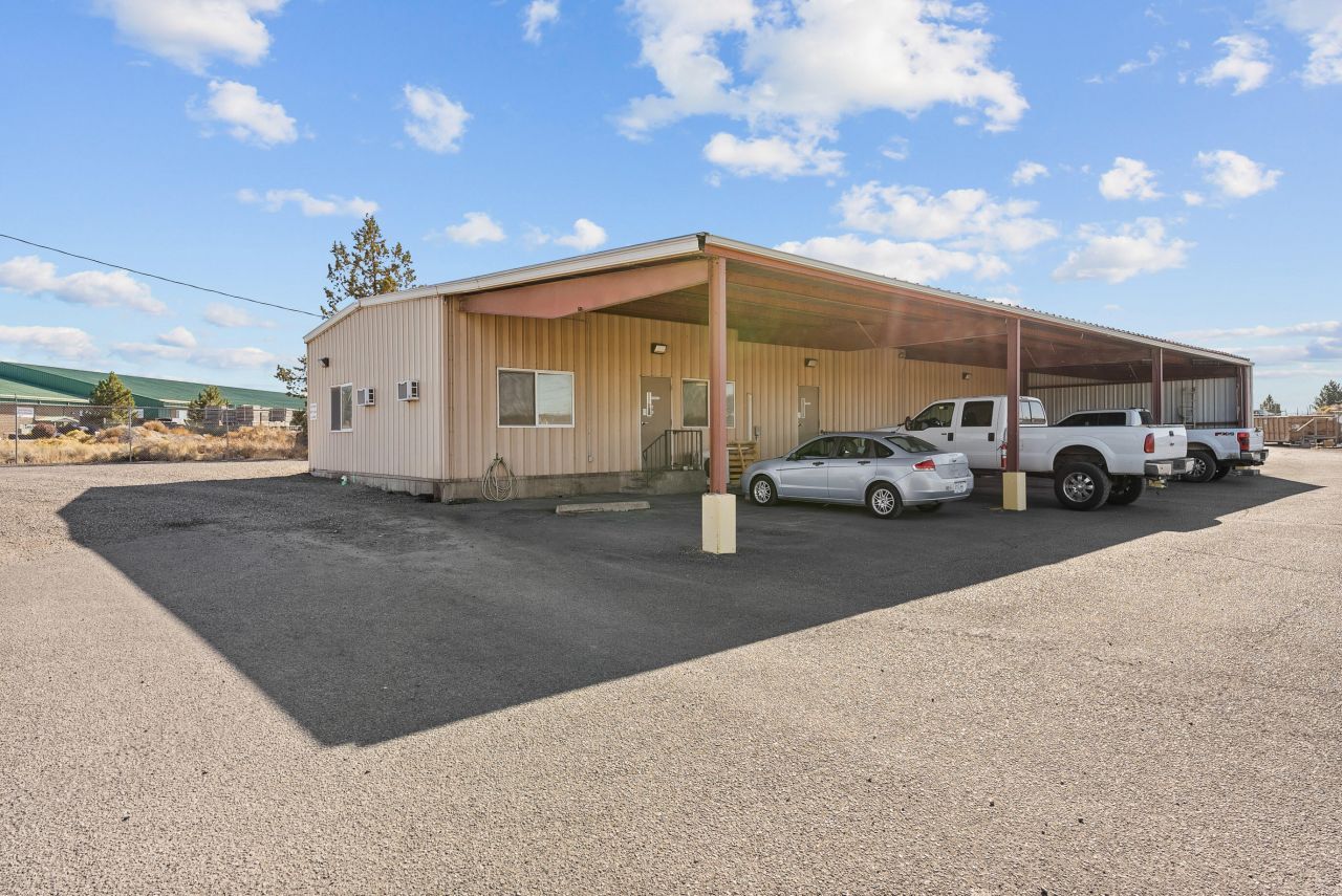 498 SW Veterans Way, Redmond, OR 97756 Main Photo