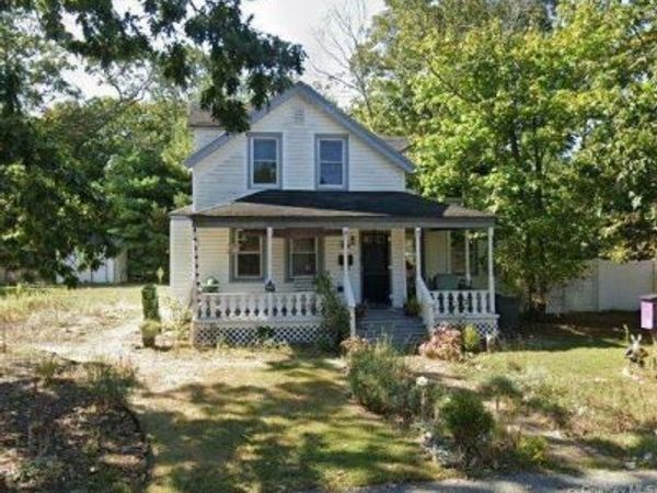 18 Woodland Drive, East Islip, NY 11730