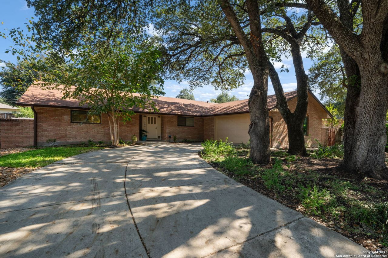 300 Towne Vue, Castle Hills, TX 78213 Main Photo