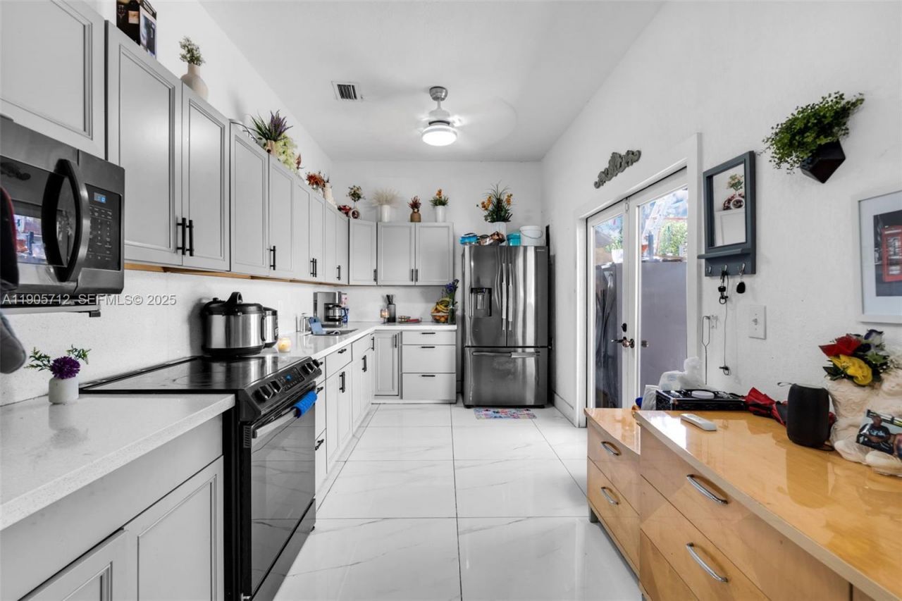 3166 NW 102nd St, Miami, FL 33147 Photo