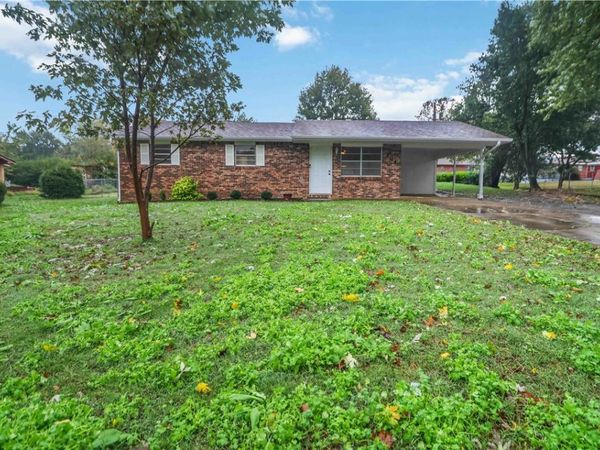 904 SW 4th Avenue, Gravette, AR 72736