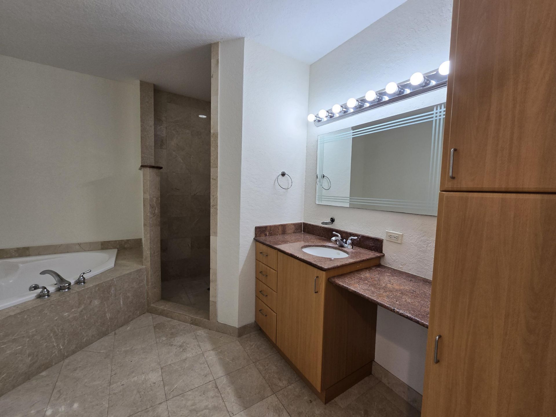 1640 Presidential Way, Unit 403, West Palm Beach, FL 33401 Photo