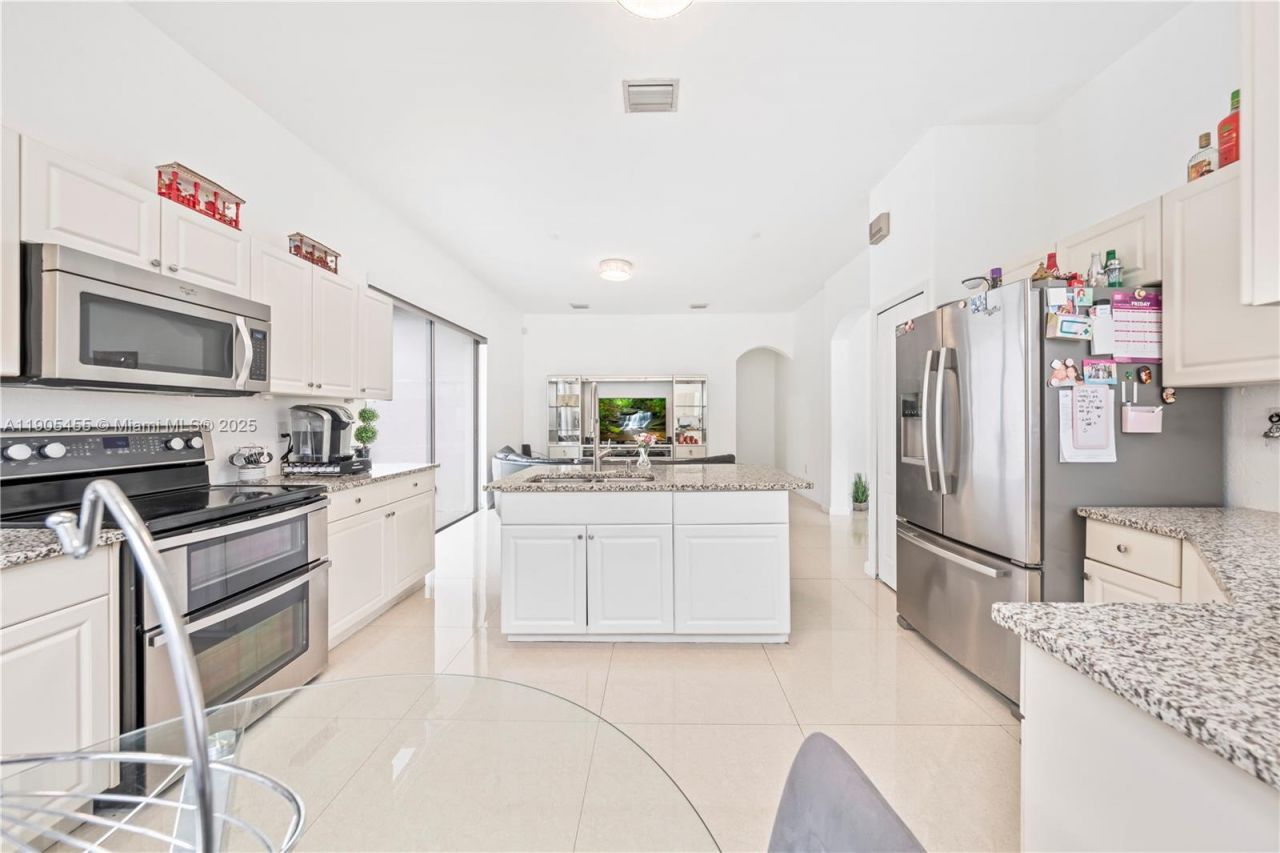18000 NW 90th Pl, Hialeah, FL 33018 Photo