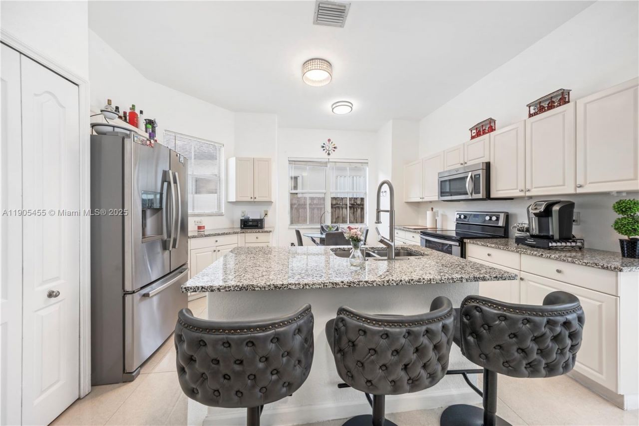 18000 NW 90th Pl, Hialeah, FL 33018 Photo