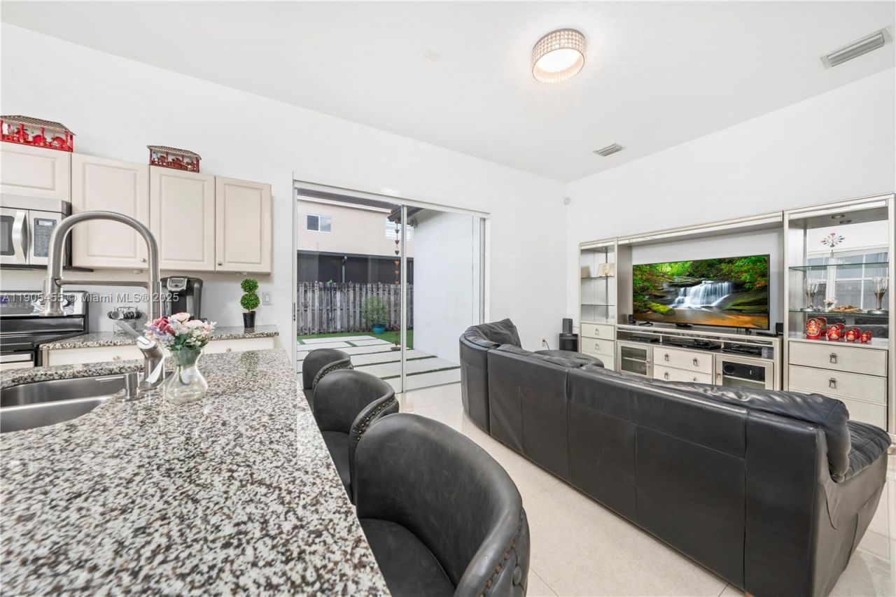 18000 NW 90th Pl, Hialeah, FL 33018 Photo