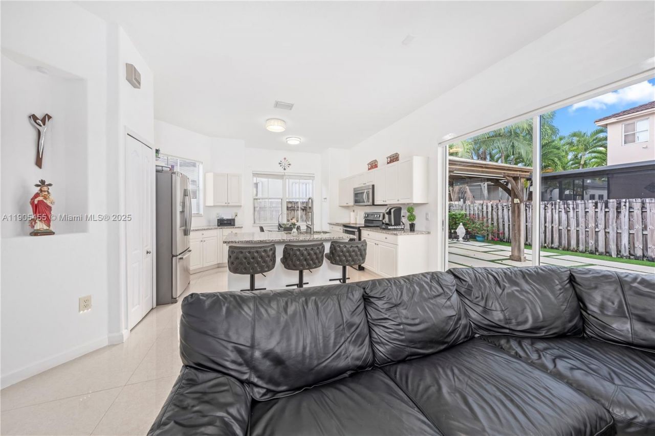 18000 NW 90th Pl, Hialeah, FL 33018 Photo