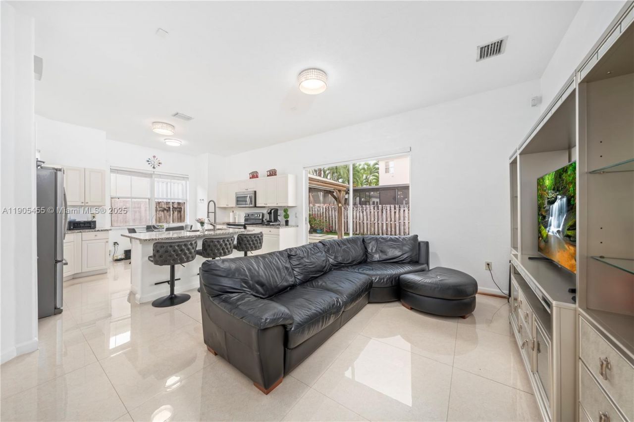 18000 NW 90th Pl, Hialeah, FL 33018 Photo