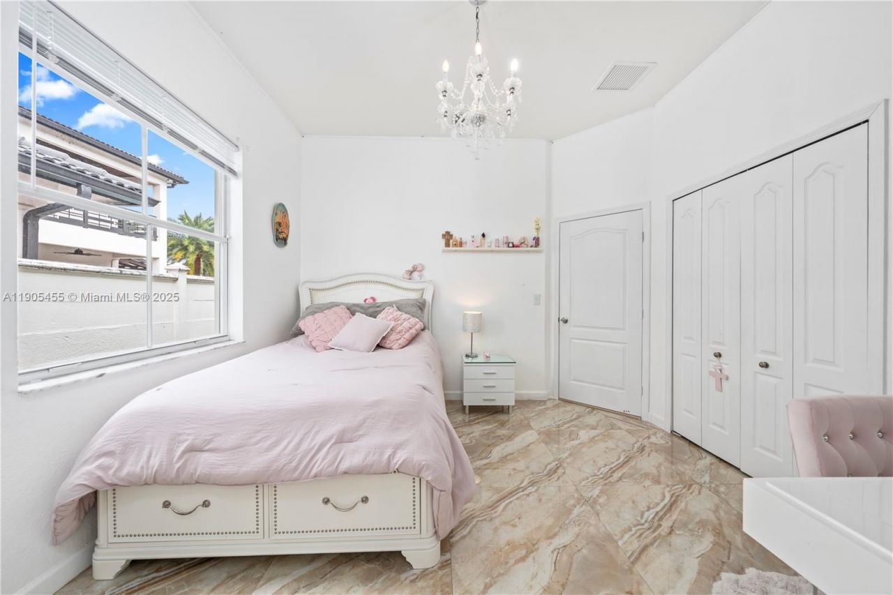 18000 NW 90th Pl, Hialeah, FL 33018 Photo