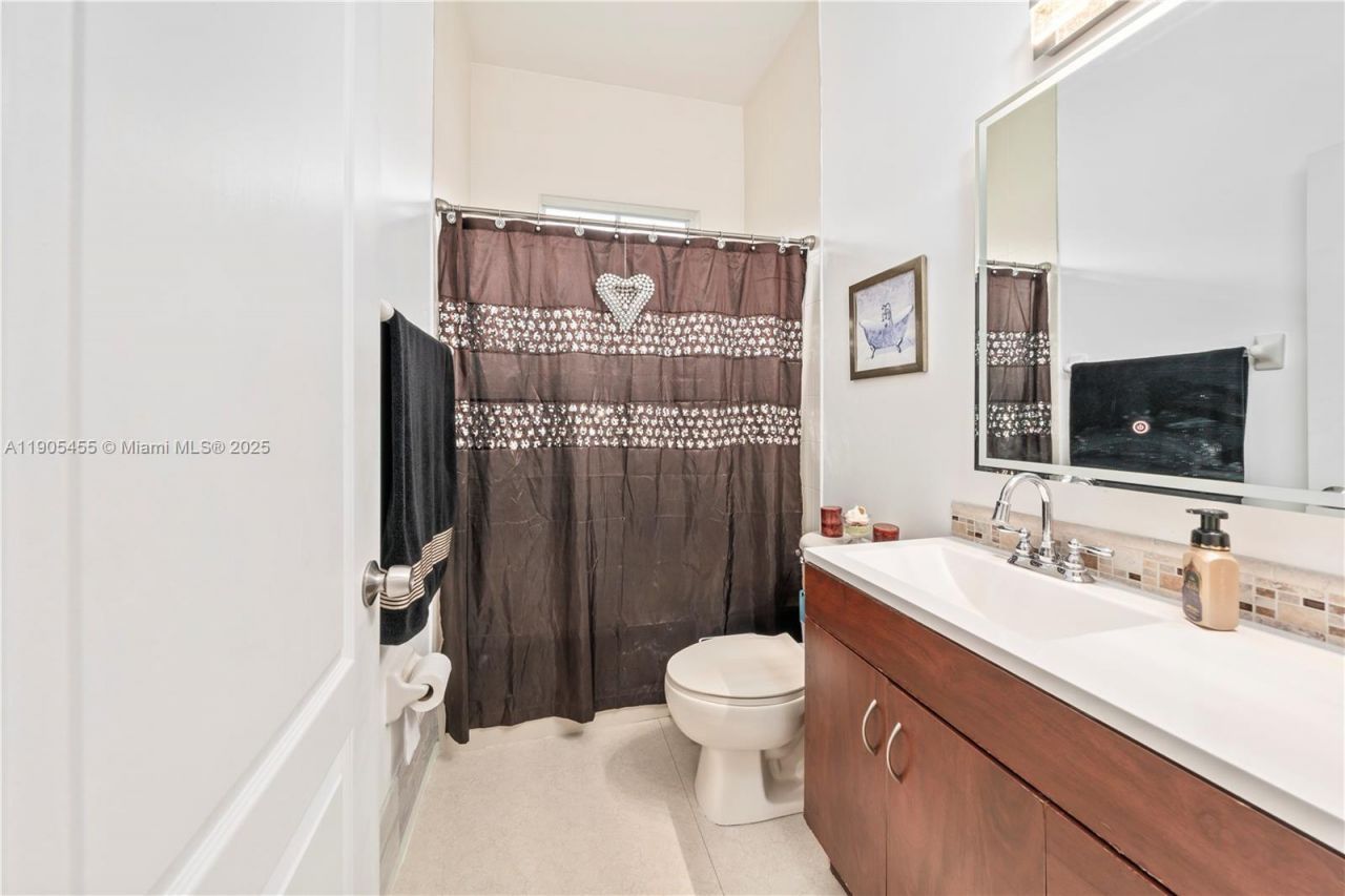 18000 NW 90th Pl, Hialeah, FL 33018 Photo
