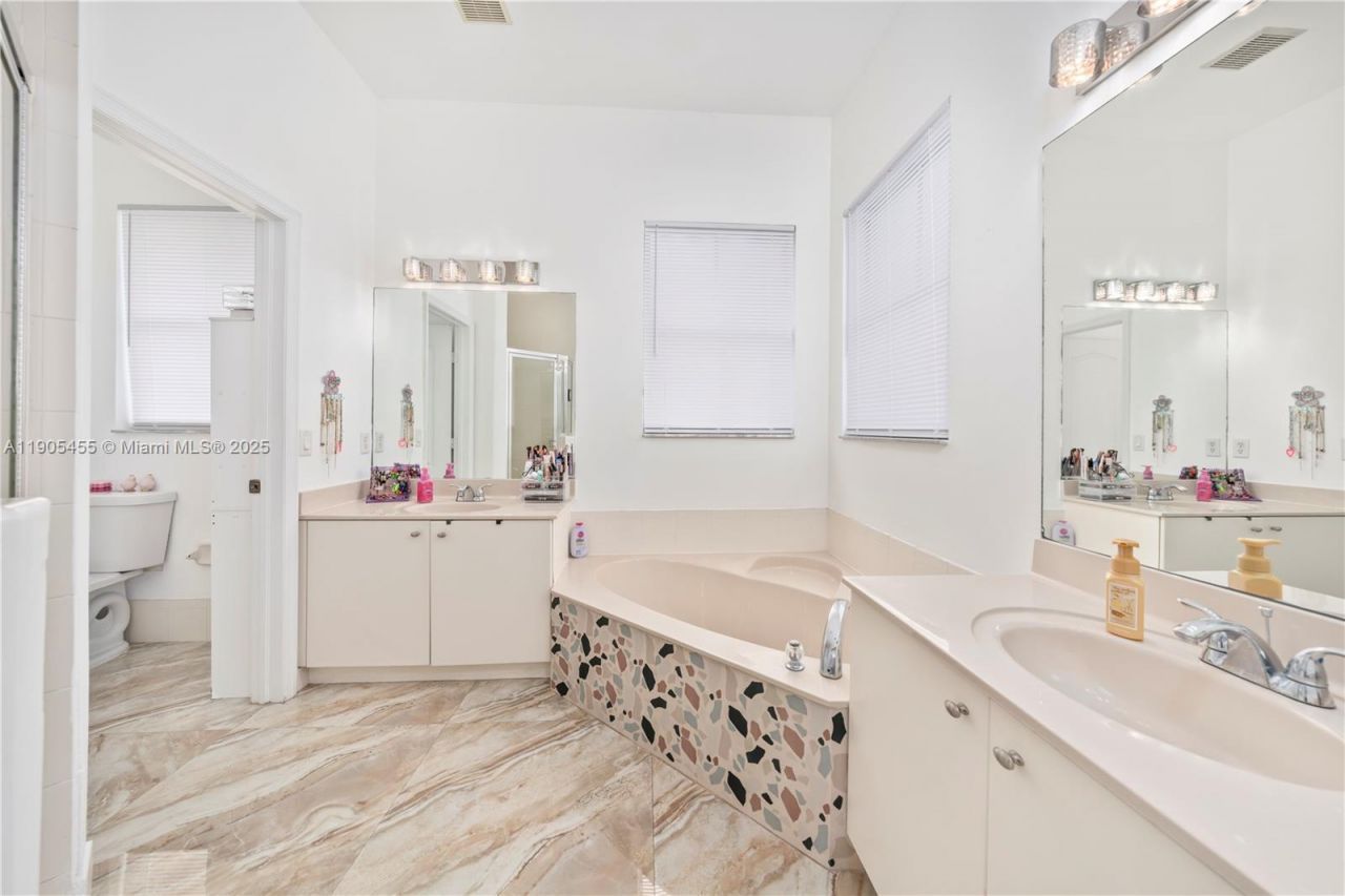 18000 NW 90th Pl, Hialeah, FL 33018 Photo