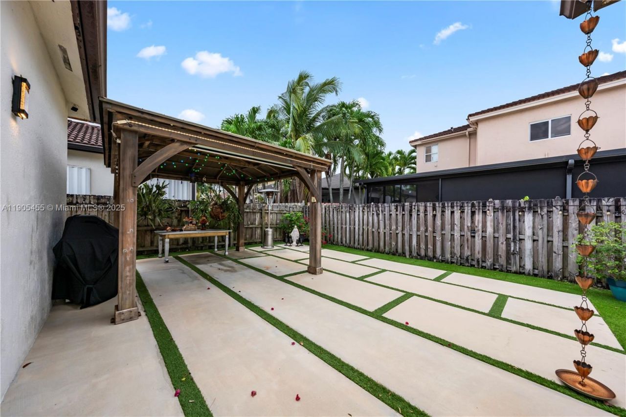 18000 NW 90th Pl, Hialeah, FL 33018 Photo