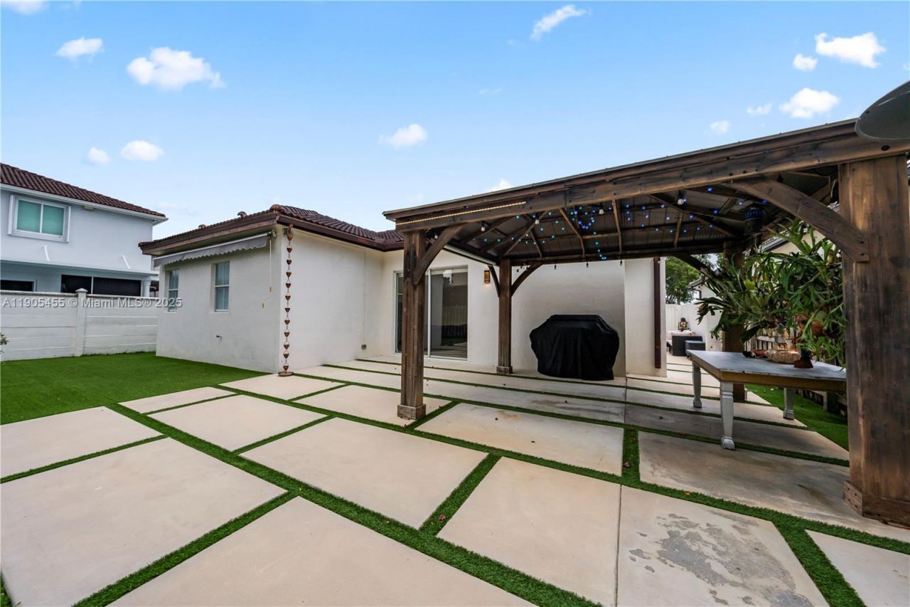 18000 NW 90th Pl, Hialeah, FL 33018 Photo