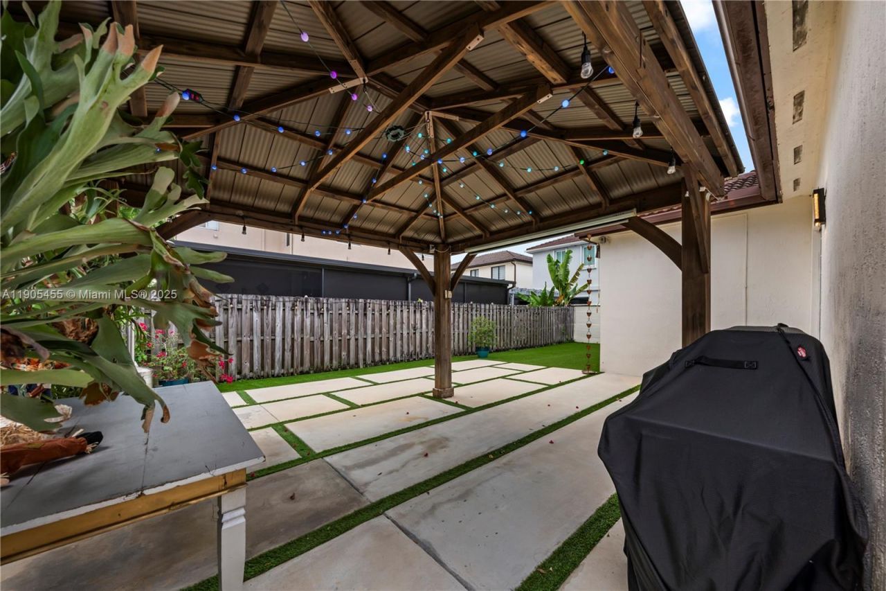18000 NW 90th Pl, Hialeah, FL 33018 Photo