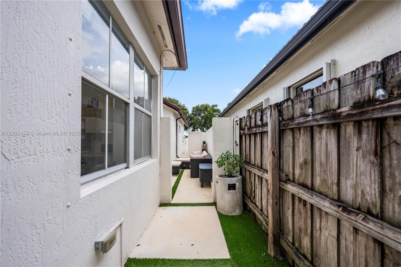 18000 NW 90th Pl, Hialeah, FL 33018 Photo