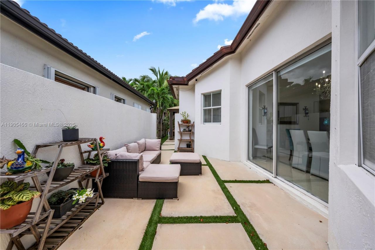 18000 NW 90th Pl, Hialeah, FL 33018 Photo