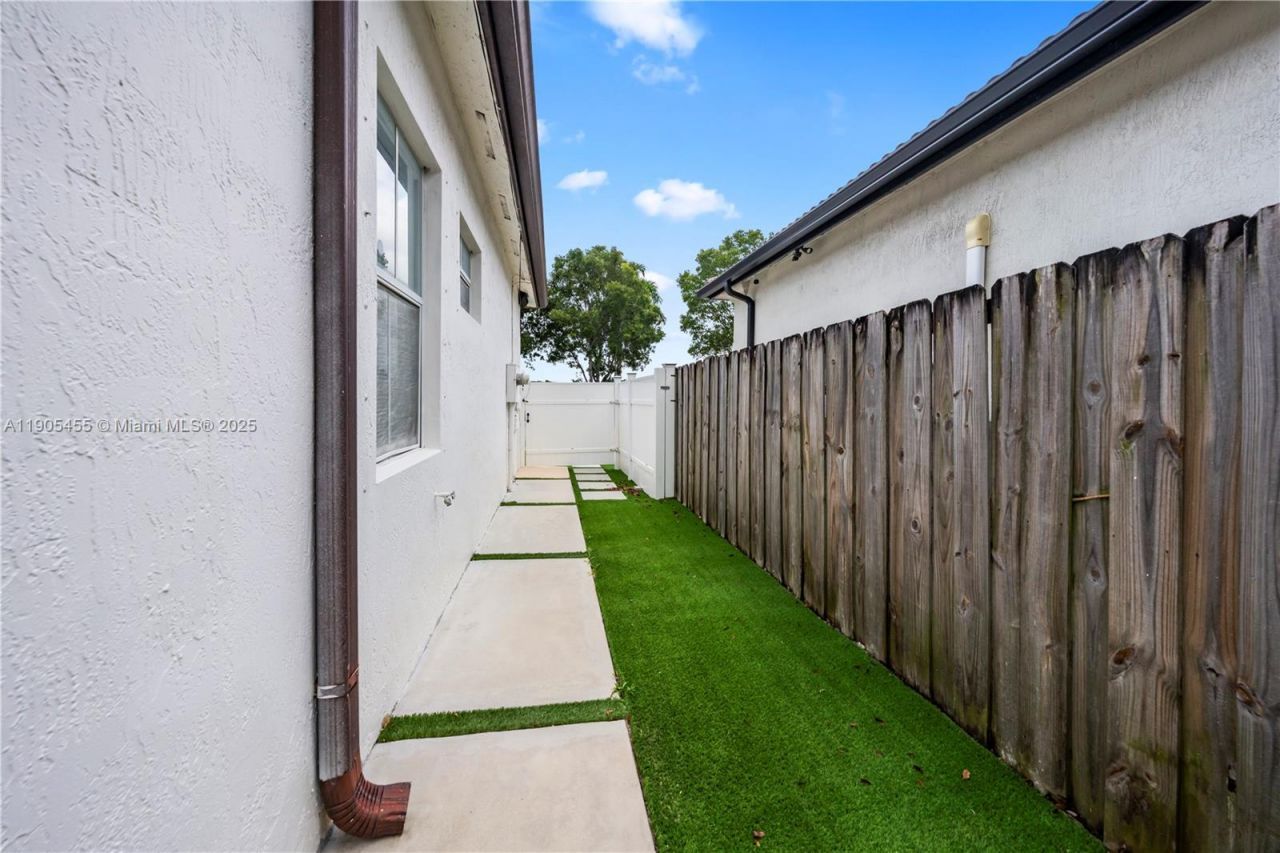 18000 NW 90th Pl, Hialeah, FL 33018 Photo