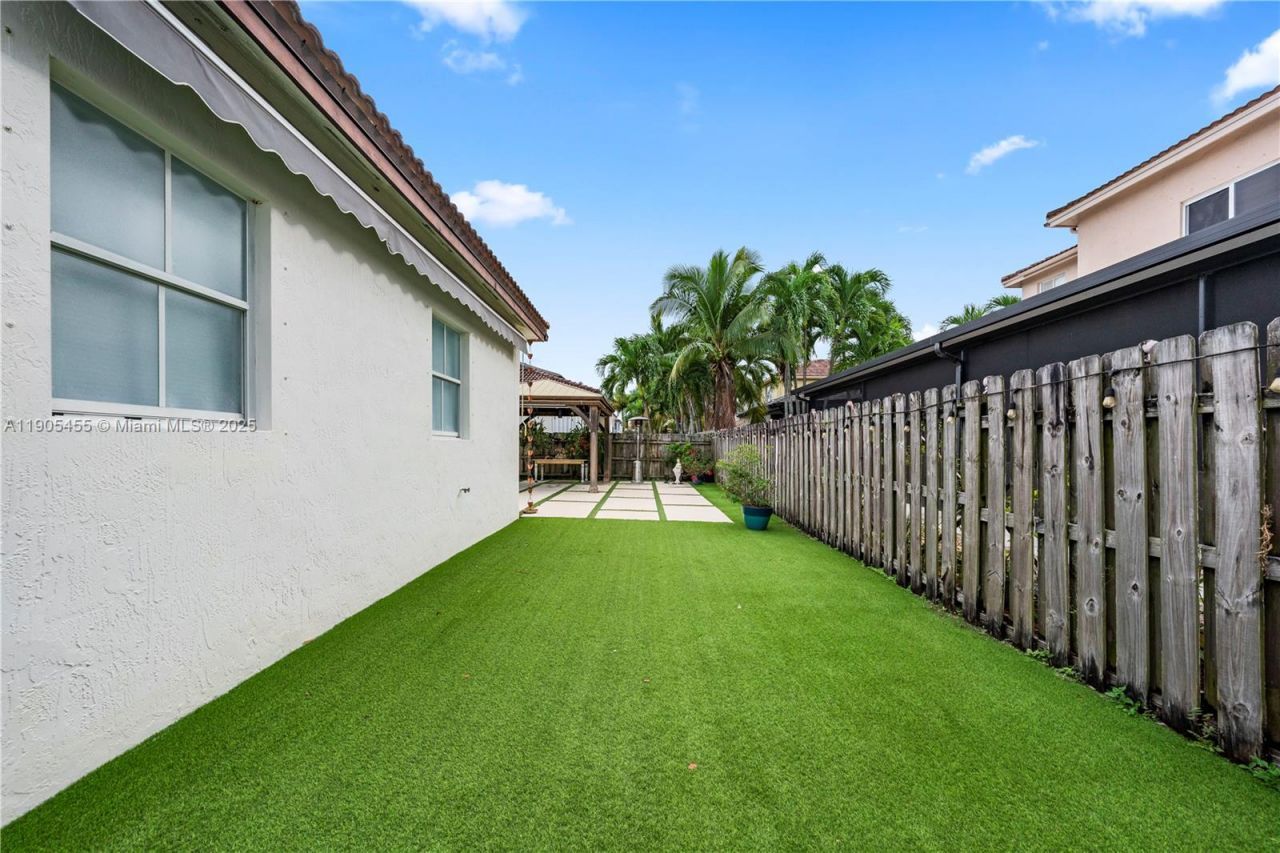 18000 NW 90th Pl, Hialeah, FL 33018 Photo