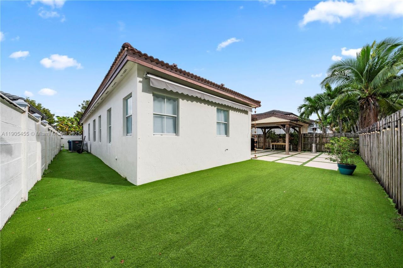 18000 NW 90th Pl, Hialeah, FL 33018 Photo