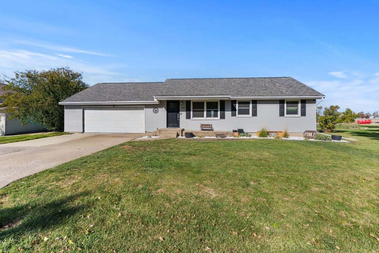 208 E 8th Street, Gridley, IL 61744 Main Photo