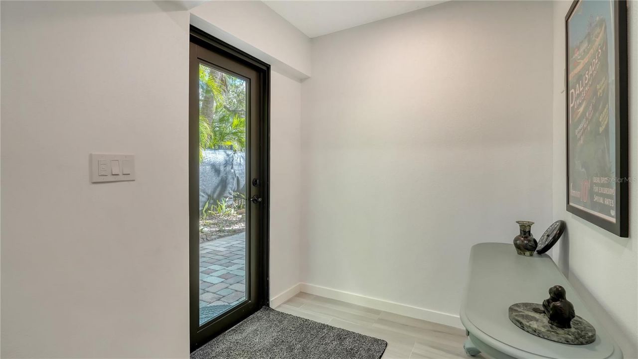 1542 Oak Street, Unit 102, Sarasota, FL 34236 Photo