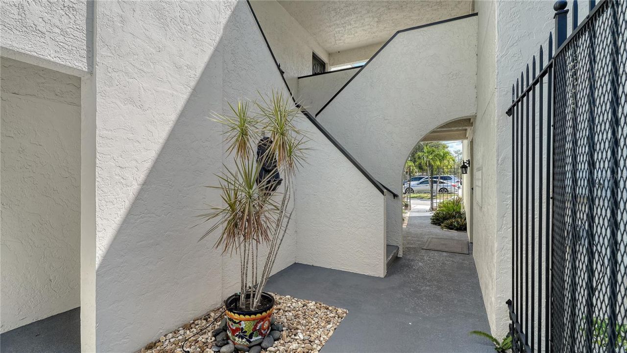 1542 Oak Street, Unit 102, Sarasota, FL 34236 Photo