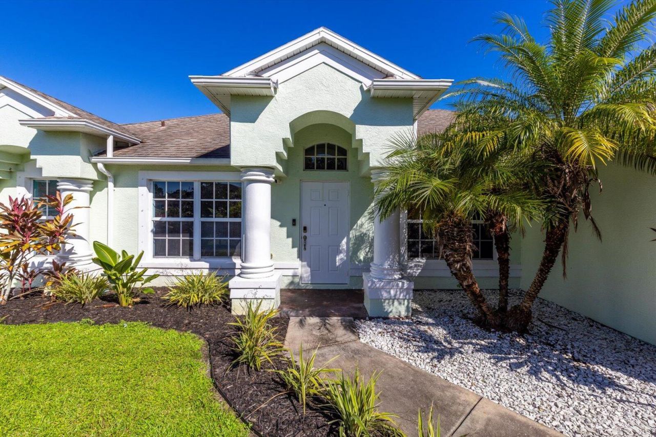 873 SW Tulip Boulevard, Port Saint Lucie, FL 34953 Photo