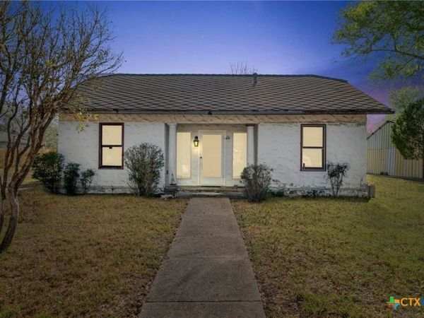 809 S Pecan Avenue , Luling, TX 78648