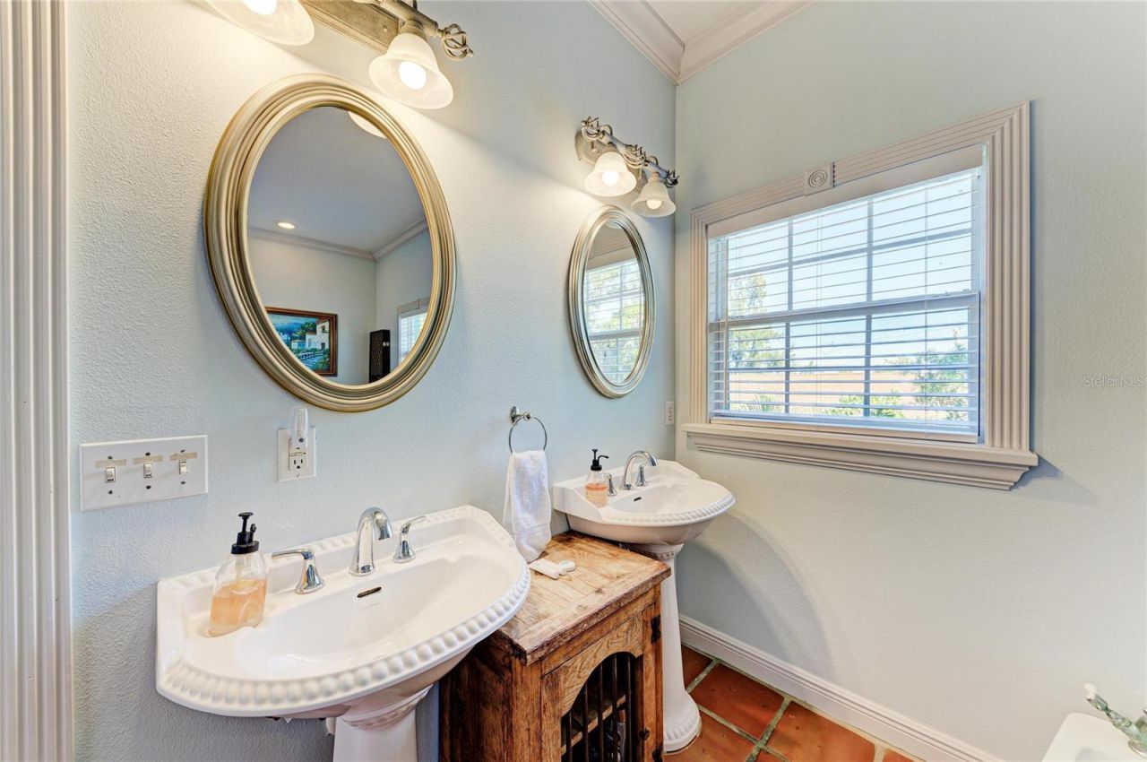 4003 5th Avenue, Holmes Beach, FL 34217 Photo